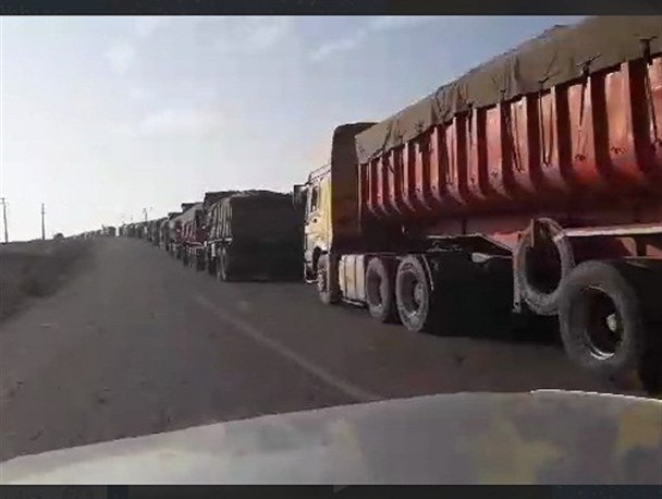 صف طولانی کامیون‌های چغندر در کارخانه قند مغان/ انتظار سه روزه رانندگان برای تحویل بار+فیلم