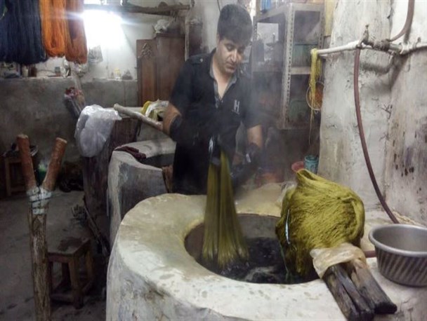 رنگرزی تجلی پنهان هنر فرش قم