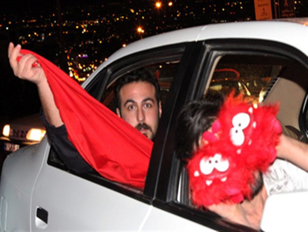 عکس/ شادی هواداران پرسپولیس در بام کرج