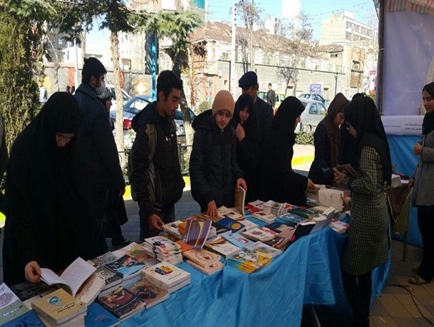 نذری از جنس فرهنگ و استقبال بی نظیر مردم/ توزیع 1500 کتاب در طی دو روز