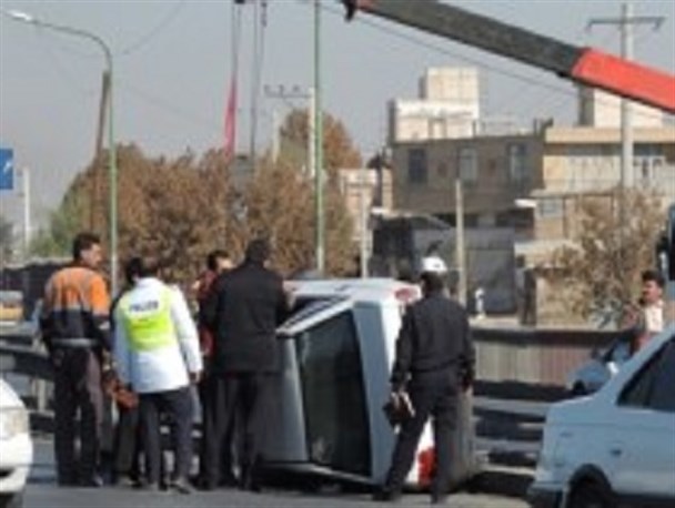 واژگونی پراید در اتوبان ذوب آهن اصفهان
