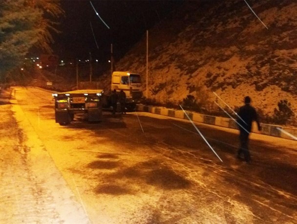 مسدود شدن جاده به دلیل قیچی کردن تریلر در خوانسار+ نصاویر