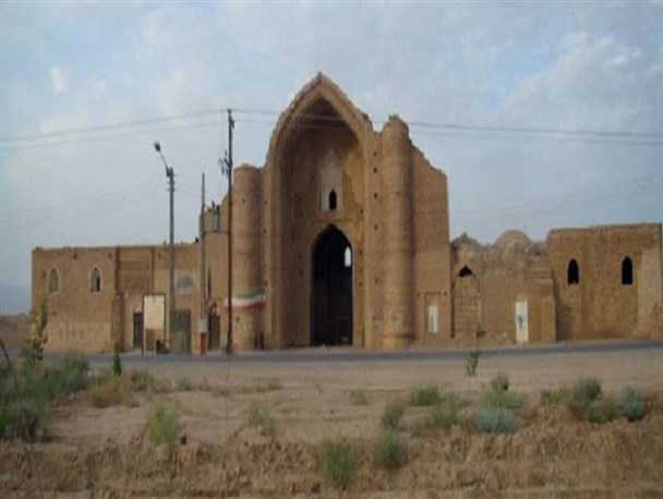 گلایه رئیس اداره میراث فرهنگی جوین از تخلیه نخاله های ساختمانی در حریم مسجد تاریخی آق قلعه