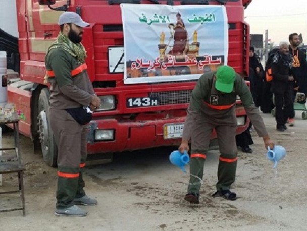 خادمین حسینی استان بوشهر بخشی از مسیر نجف تا کربلا را نظافت کردند