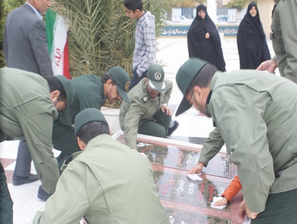 مزار شهدای کاشمر غبار روبی و عطرافشانی شد