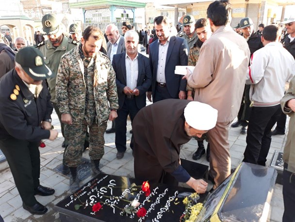 گزارش تصویری از مراسم غبارروبی مزار شهدای شهرستان بهار به مناسبت هفته بسیج