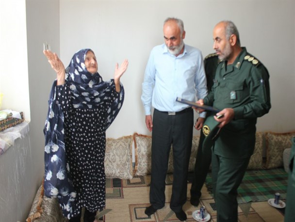 دیدار مسئولان سپاه تنگستان از دو خانواده شهید + تصاویر