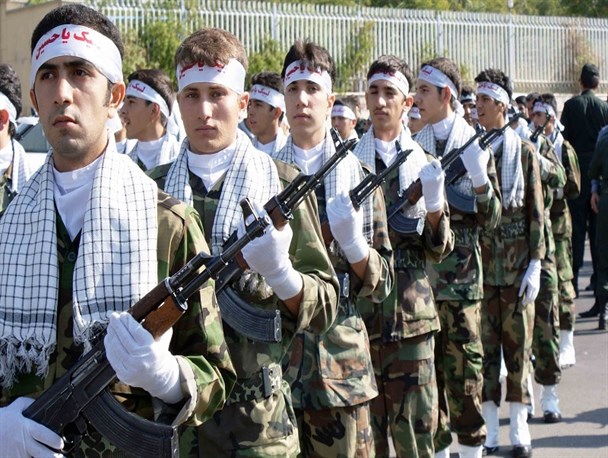 مقابله با دشمن وظیفه هر بسیجی است
