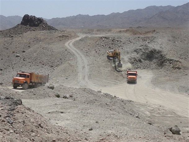 احداث جاده در مناطق روستایی و صعب العبور هدیه جهادگران سپاه به مستضعفین