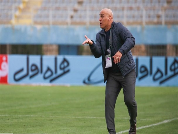 منصوریان: برنامه داشتیم تا دقیقه ۷۰ توپ و میدان را به پرسپولیس بدهیم/ از حرکت و جواب داور خنده‌ام گرفت!