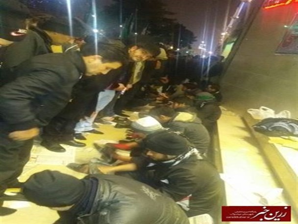 کفاشی صلواتی در مسیر زائران پیاده کربلا+عکس