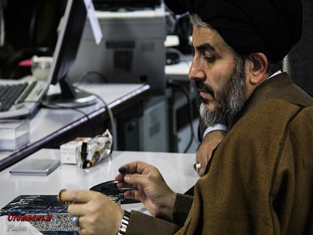 ثبت نام نماینده ولی فقیه در آذربایجان غربی برای نمایندگی مجلس خبرگان رهبری
