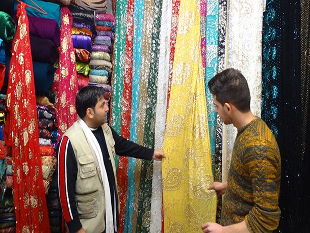 جلوه گری پارچه های رنگارنگ کُردی در بازار قدیم ارومیه+تصاویر