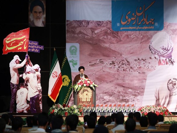 روحیه بسیجی و انقلابی راهکار برون رفت کشور از مشکلات است