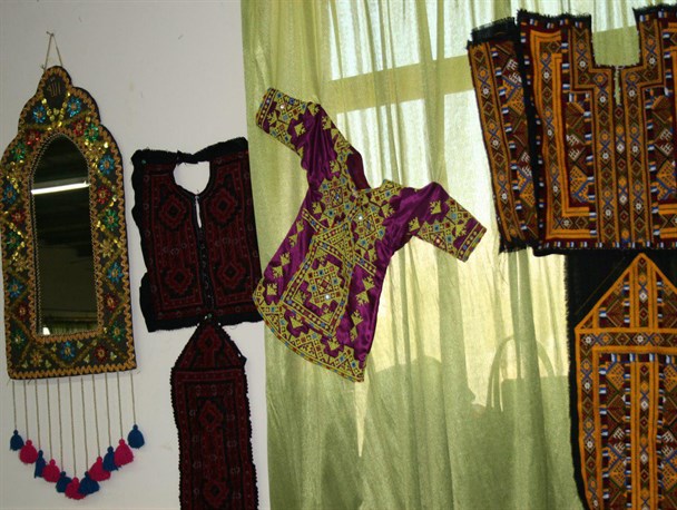 گزارش تصویری/ آثار هنری و صنایع دستی دختران بلوچ دانشجو