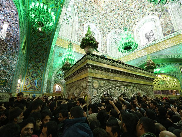 تشرف جمعی از جوانان اروپایی و آمریکایی به حرم مطهر رضوی