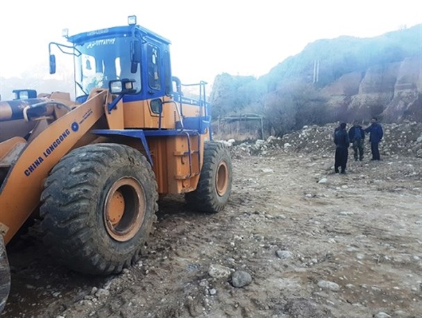 رودخانه خواری نسخه جدید تجاوز به محیط زیست در شهرستان دنا/ فرد متجاوز به همراه یک دستگاه لودر دستگیر شد+جزئیات