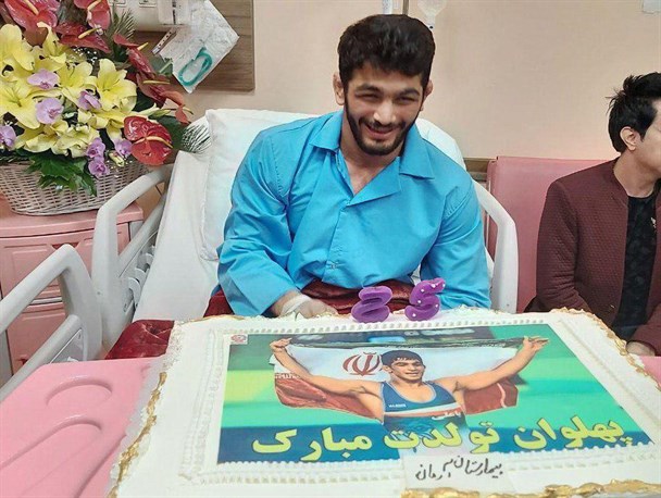 جشن تولد قهرمان کشتی جهان روی تخت بیمارستان