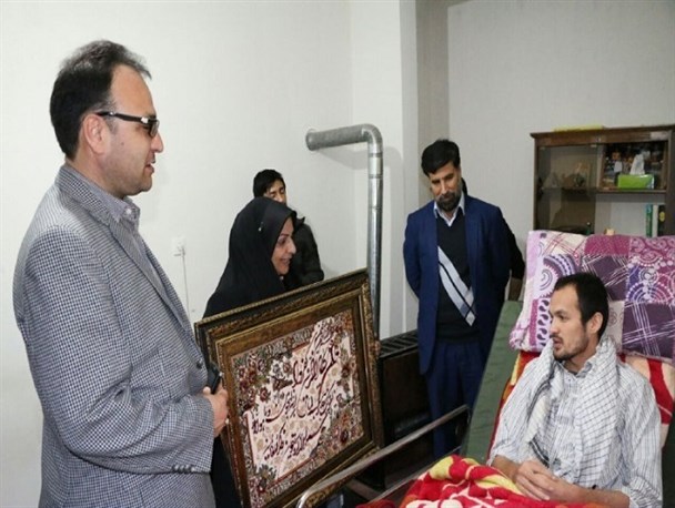 تصاویر عیادت از "جمعه خان" جانباز مدافع حرم در مشکین دشت