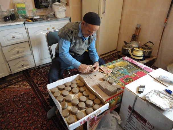 عشق خدمت به خانه خدا، مهرهای شکسته را نو کرد/متولیان مساجد مُهرهای کهنه خود را به شیخ حسن بسپارند+عکس