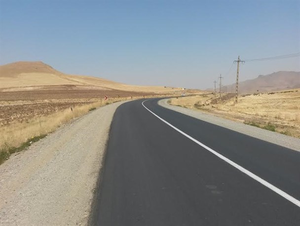 آسفالت ۹۵ کیلومتر راه روستایی در شهرستان هیرمند با اعتبار ۶ میلیارد تومان