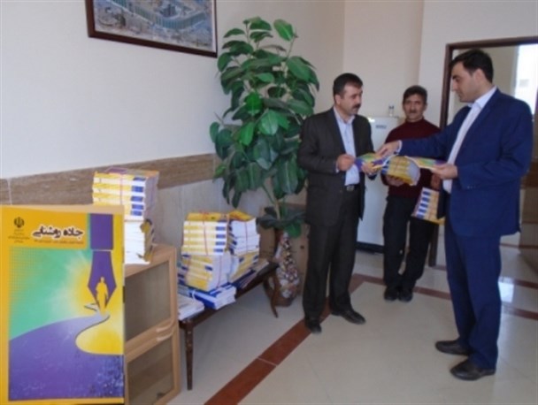 توزیع کتاب «جاده روشنایی» در بین سواد آموزان استان