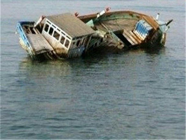 نیروی دریایی ارتش جان هفت صیاد را در آب‌های عمان نجات داد