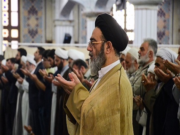 دستور امام جمعه تبریز برای برداشتن نرده حائل میان مردم و مسئولین در مصلی امام خمینی(ره) تبریز
