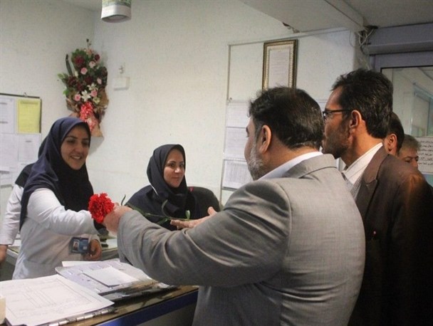 تقدیر مسئولان از پرستاران بیمارستان امام خمینی(ره) خمین با اهدای شاخه گل + تصاویر