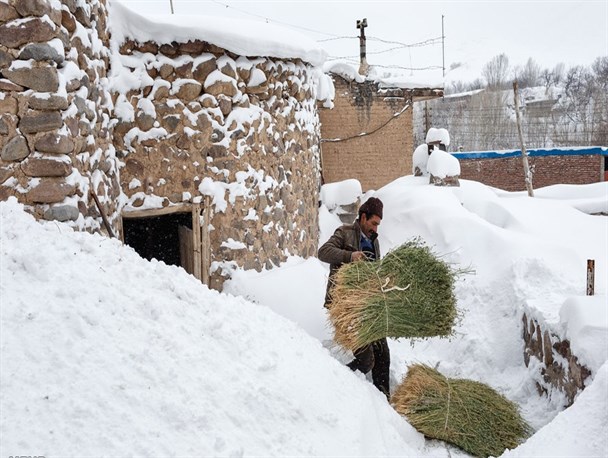 بازگشایی راه ۶۹ روستای محاصره شده کرمانشاه در برف