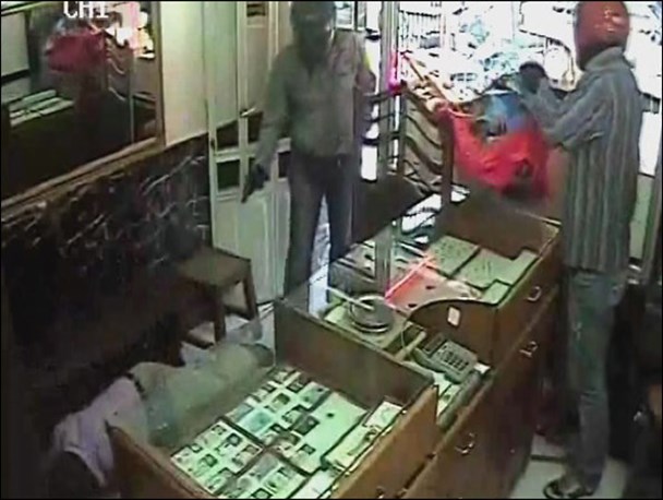 سارقان با 3 کیلو طلا فرار کردند / مجروح شدن طلافروش براثر ضربه سلاح