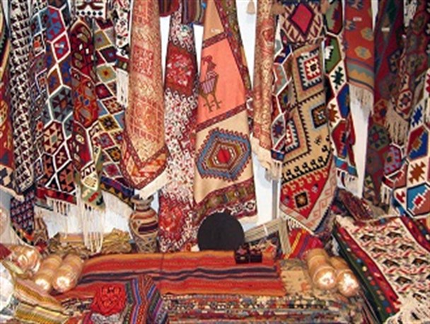 نمایشگاه بهاره با هنرمندی معلولین قمی