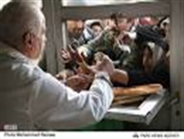 صف‌های طولانی نانوایی‌های دولتی در بهشهر/آزادپزها قیمت نان را 50 درصد افزایش دادند