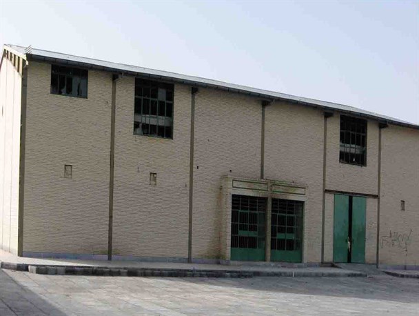 قفل سکوت بردرب تنها سالن ورزشی جازموریان/جوانان جازموریانی هیچ نوع سرگرمی ورزشی ندارند