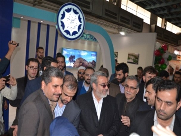 بازدید وزیر کشور از غرفه شهرداری شهرکرد