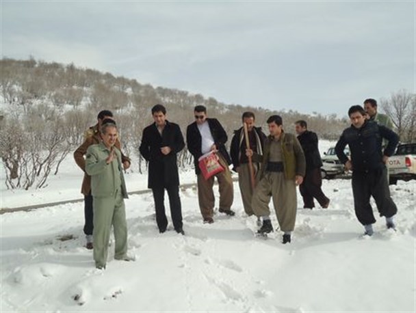 انجام دانه‌پاشی برای پرندگان درروستاهای اطراف جوانرود