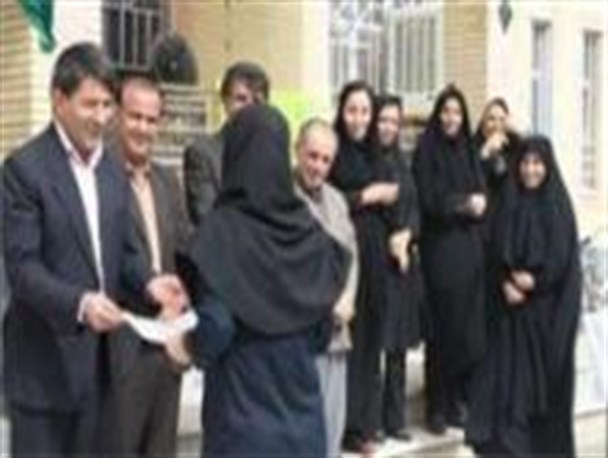 از دانش آموزان دبیرستان دخترانه استعدادهای درخشان دهدشت تجلیل شد