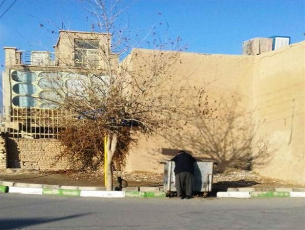 امرار معاشی متفاوت اینبار لابه لای سطل های زباله