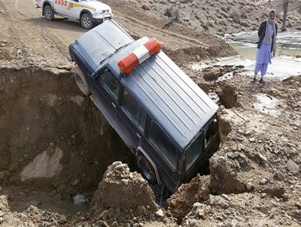 گرفتار شدن خودروی کارکنان راهداری میرجاوه در سیلاب خارستان