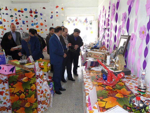 نمایشگاه دست سازه های دانش آموزان متوسطه اول شهرستان افتتاح شد+ تصاویر