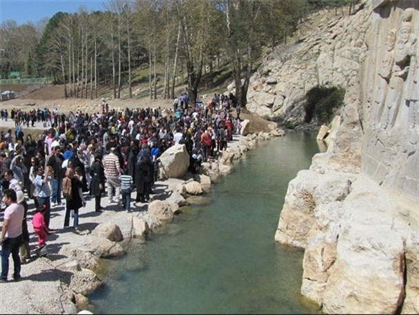 حضور۳۰۰هزار گردشگر درکرمانشاه/ استقبال گسترده مسافران ازطاق بستان