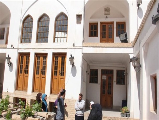 بازدید مسافران نوروزی از خانه تاریخی تدین سمنان