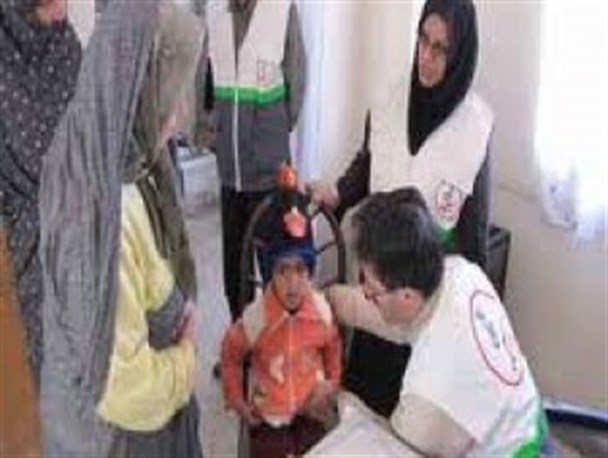 ویزیت رایگان بیماران به مناسبت هفته سلامت در روستاهای شهرستان هیرمند