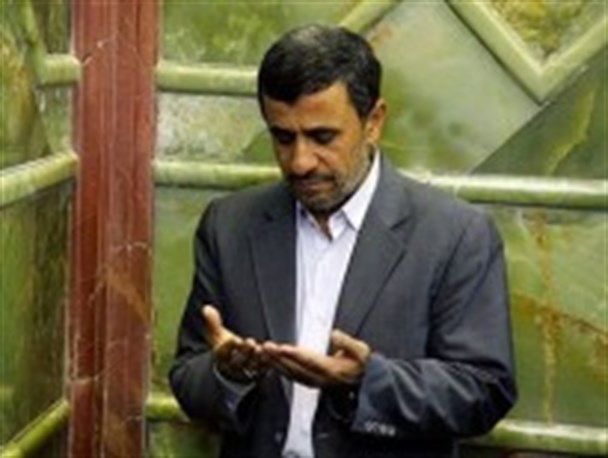 احمدی نژاد به حرم مطهر رضوی رفت