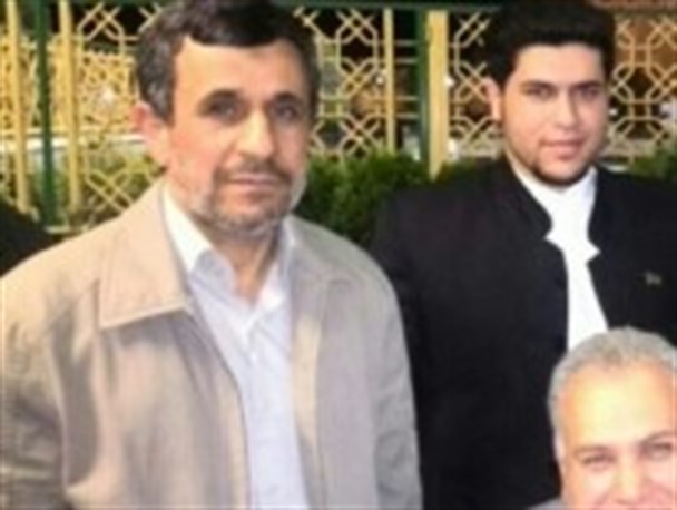 عکس/ حضور احمدی نژاد بدون همراه در حرم رضوی