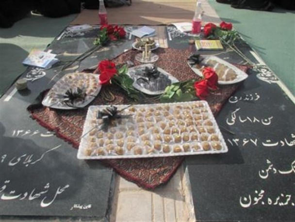 عکس/غبار روبی مزار شهدای گمنام دانشگاه آزاد قاین