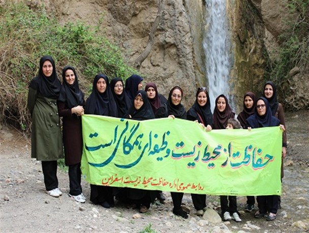 گزارش تصویری بازدید بانوان اسفراینی از آبشار تفریحی توی