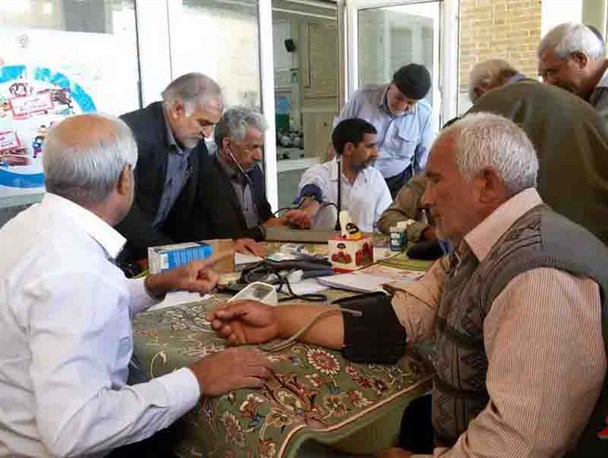 انجام غربالگری فشارخون و دیابت برای نمازگزاران توسط تیمهای مرکز بهداشت+گزارش تصویری