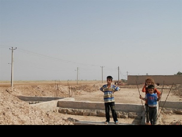 دختران و پسران روستای خنزیری از تحصیل در مدارس محرومند+تصاویر