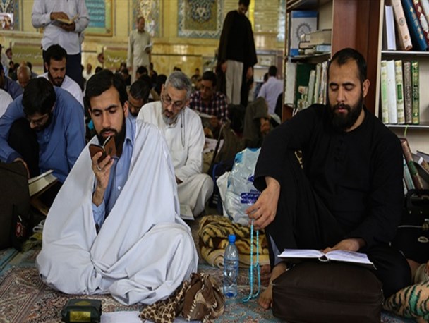 آغاز انجام اعمال ام داوود در مراسم اعتکاف/ دعا برای کودکان و زنان سوری از یادتان نرود